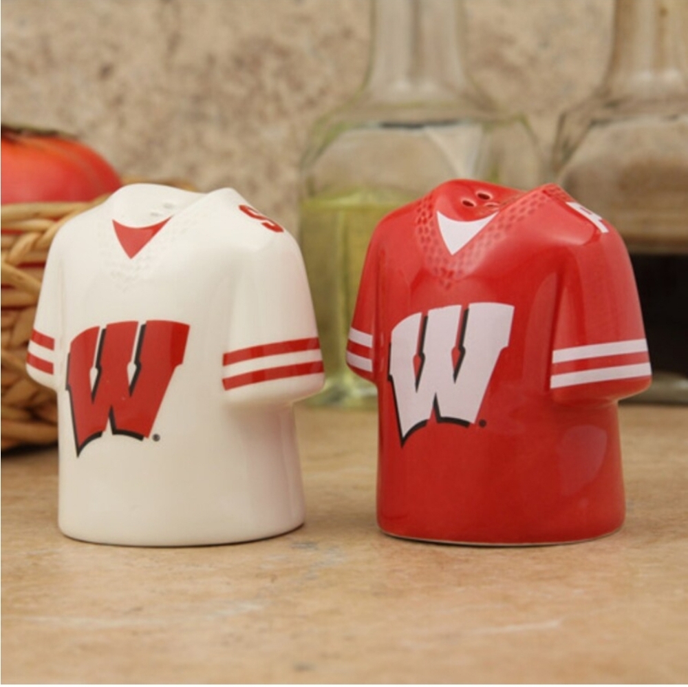 Wisconsin Badgers Jersey Ceramic Salt & Pepper Shakers. EUC